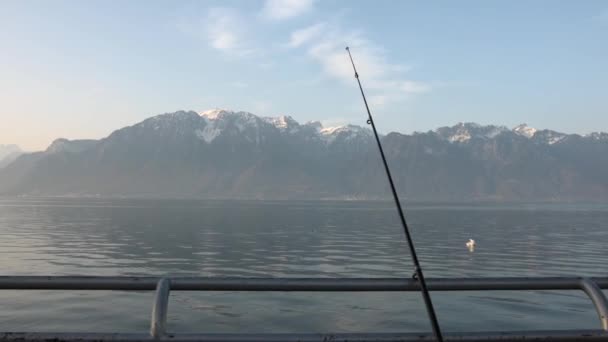 Рибальський стрижень на човні під час риболовлі на озері — стокове відео