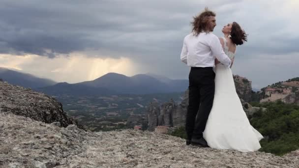 Homem e mulher abraçam-se nas montanhas dos Balcãs — Vídeo de Stock