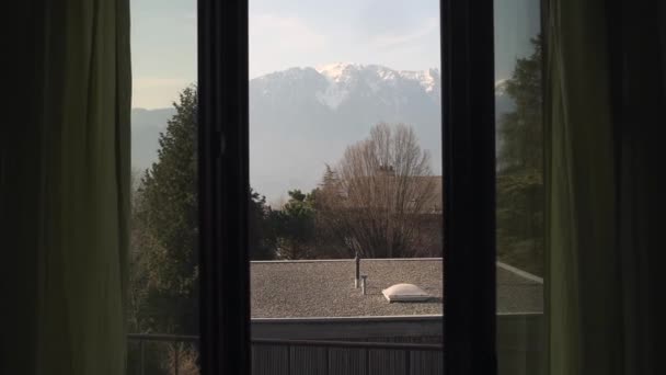 Pohled z domovského okna na město a hory Vevey — Stock video