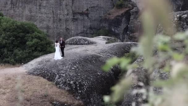 Paar genießt Zeit und Umarmung im Balkan — Stockvideo
