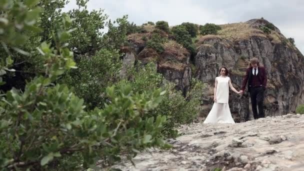 Caucásico pareja caminar en piedra Balkanes montañas — Vídeos de Stock