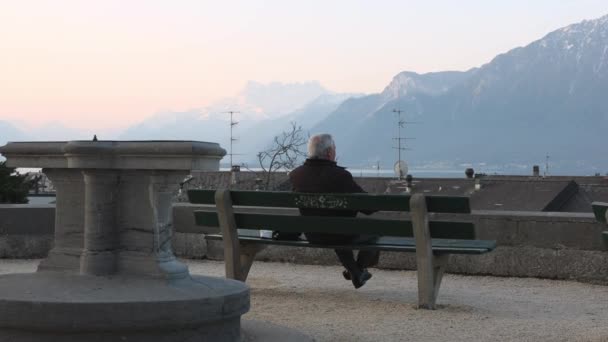 Homem sênior desfrutando de vista para a cidade e montanhas — Vídeo de Stock