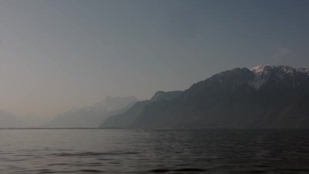 Vacker sjö och Alperna berg vid soluppgången — Stockvideo