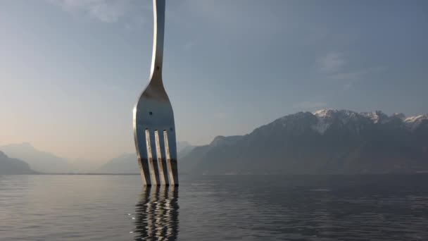 Vork van Vevey standbeeld op het meer van Genève in Zwitserland — Stockvideo