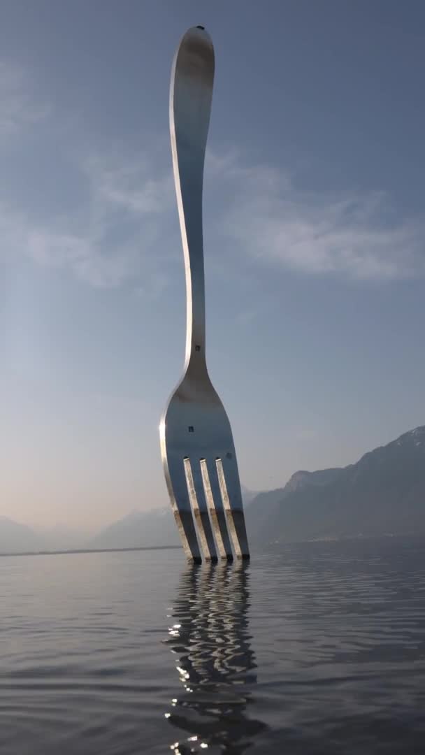 Side view of Fork of Vevey monument on lake Geneva — Stock Video