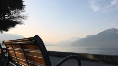 Cenevre Gölü kıyısında Alpler 'de sıraları ve yolları var.