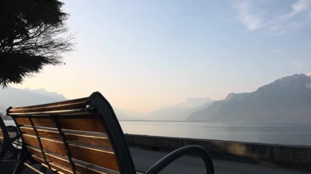 Λίμνη της Γενεύης ακτή με παγκάκια και μονοπάτι στις Άλπεις — Αρχείο Βίντεο