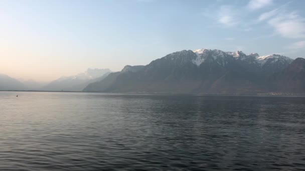 ทะเลสาบเจนีวาที่มีเทือกเขาแอลป์ในเวลาพระอาทิตย์ขึ้น — วีดีโอสต็อก