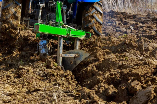 在现代设备的帮助下开垦土地 在农场从事农业劳动 播种绿色粪肥的土壤准备 — 图库照片