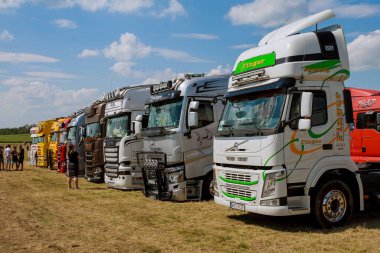 Skutech, Çek Cumhuriyeti, 26 Haziran 2020: Kamyon Fuarı. Çek Cumhuriyeti 'nde ulaşım festivali. Çocuklarla Kamyon Festivali hafta sonu. Çocuklar için kamyoncular yardım etkinliği.