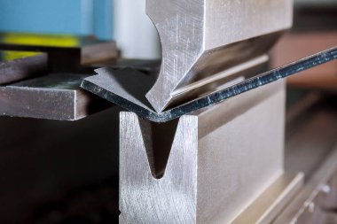 Bir fabrikada CNC bükme makinesi üzerinde çalışıyorum. Yüksek hassasiyetli metal bükme makinesinde metal bükme..