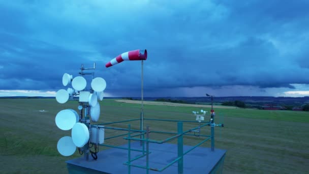 Anemómetro y calcetín de viento en la torre para medir la dirección y velocidad del viento para predecir las condiciones climáticas. — Vídeos de Stock