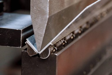 Metal levha ve özel bükme makineleriyle çalışıyor. Metal levha için hidrolik fren ya da bükme makinesi.