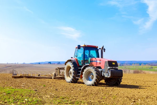 Gran Tractor Rojo Campo Preparación Para Desgarro Plantación Tecnología Europea — Foto de Stock
