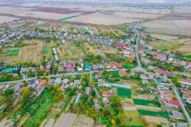 Köydeki yollar ve çimenler arasındaki yerleşim yerleri. Güzel bir köy..