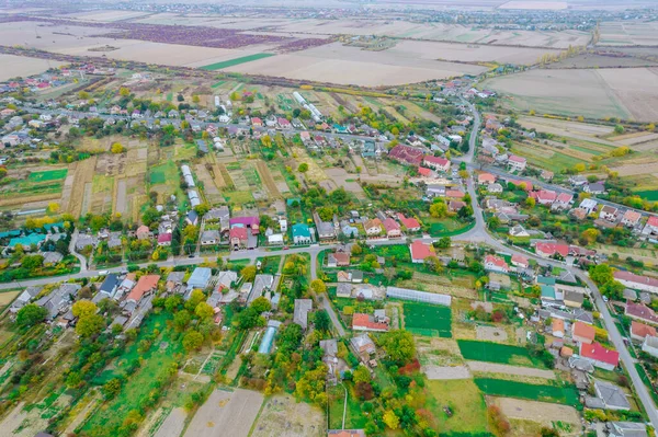 Köydeki yollar ve çimenler arasındaki yerleşim yerleri. Güzel bir köy..