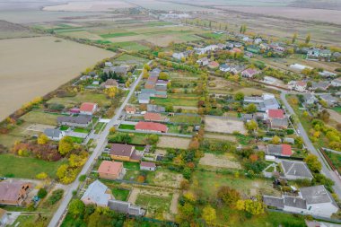 Köydeki yollar ve çimenler arasında büyük yerleşim yerleri var. Tarlaların yakınındaki büyük bir köy. Yukarıdan görüntüle.