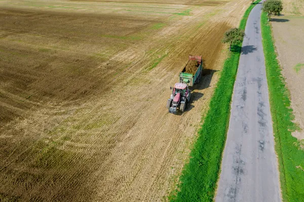 Tractor Com Reboque Leva Estrume Para Campo Alimentando Solo Estrada — Fotografia de Stock