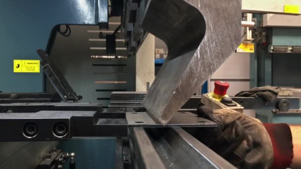 Îndoirea foii de metal pe o mașină hidraulică la fabrică. Îndoiţi uneltele, apăsaţi frâna şi muriţi. Close-up . — Videoclip de stoc