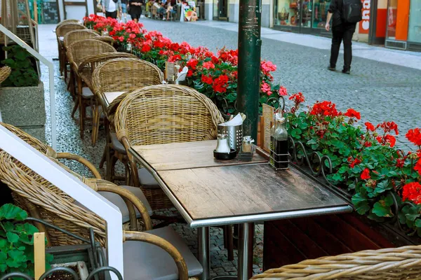 Terrasse vide dans un café du centre-ville. — Photo