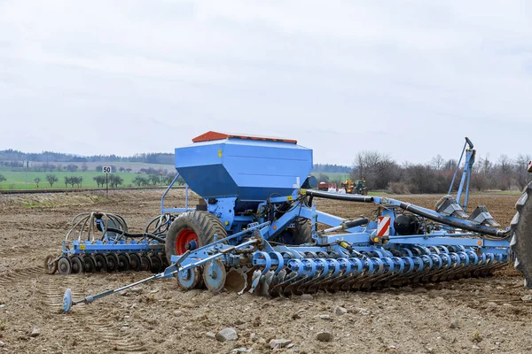 Semeadora de precisão. Equipamento de sementeira. Máquinas agrícolas porcas em campo. — Fotografia de Stock