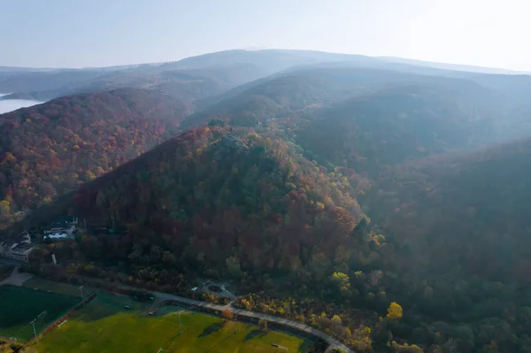 Şafak öncesi sisi dağların üzerinde orman üzerinde dağlar, sabahın erken saatlerinde sisli manzara. — Stok fotoğraf