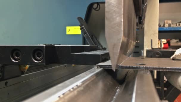 Proses pengendalian logam pada mesin CNC. Membengkokkan logam menggunakan matriks berbentuk v dan pukulan. — Stok Video