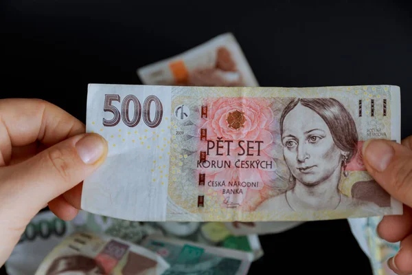 Kızın elinde 500 kron Çek banknotu var..