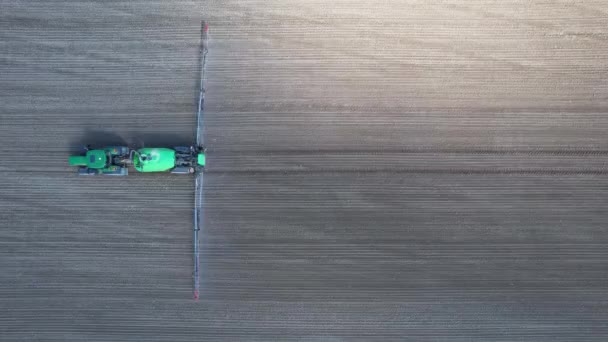 The tractor sprays the field with pesticides, agrochemicals kill pests. View from above. — Stock Video