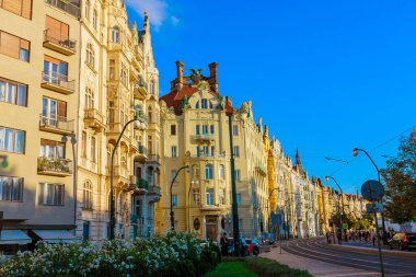 4 Ekim 2020 Prag Çek Cumhuriyeti: Büyük, güzel bir mimari ev. Binanın yakınında tren rayları var..