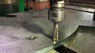 Demir koğuşun deliğinde iplik var. Sondaj ve iplik için profesyonel bir araç. Metal Çalışması.