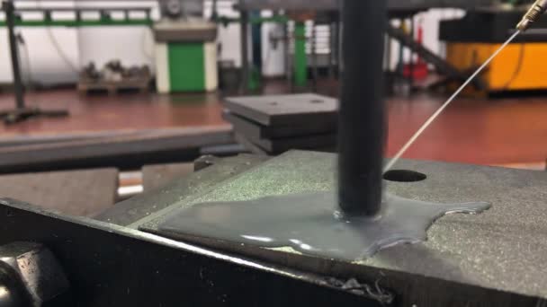 Borra ett hål i en metallplatta på en modern borrmaskin. Arbete i svarven. — Stockvideo