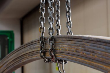 Faktorie köprü vinci zincirlerdeki demir şeritleri kaldırır. Metalurjik bitki.