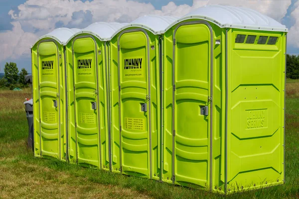 26 czerwca 2020 Skutech, Czechy: Toalety biologiczne na placu zabaw w obozie. Zachowanie czystości w naturze. — Zdjęcie stockowe