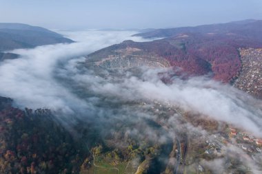 Dağlardaki köyün üzerinde yoğun bir sis var. Bir sonbahar günü dağlarda sis.