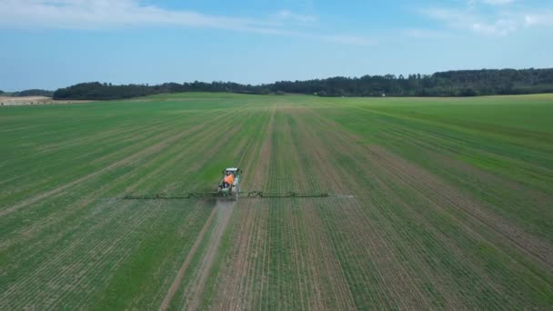 Zelfrijdend sproeiapparaat werkt op het veld, bovenaanzicht van achteren. — Stockvideo