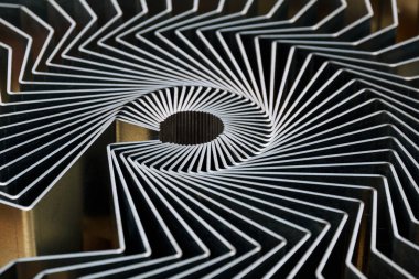 Metal bükme makinesinde büküldükten sonraki bitmiş ürün. Metal fabrikasında çeşitli ürünlerin bükülmesi.