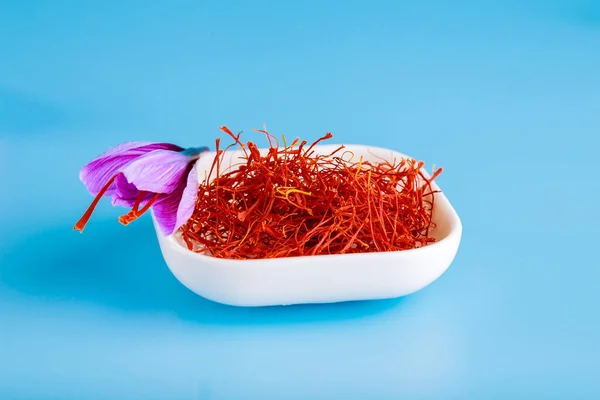 Estambres Azafrán Rojo Flor Azafrán Sobre Fondo Turquesa Plato Blanco — Foto de Stock