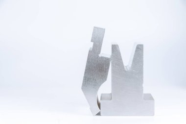 Metal levha bükme aleti ve ekipmanı beyaz arka planda izole edilmiş. Aletleri bük, frene bas, bas ve öl. Beyaz arka planda izole edilmiş bükme aracı. Kapat..