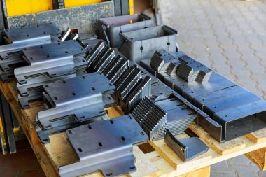 Metal bükme makinesinde büküldükten sonraki bitmiş ürün. Metal fabrikasında çeşitli ürünlerin bükülmesi.
