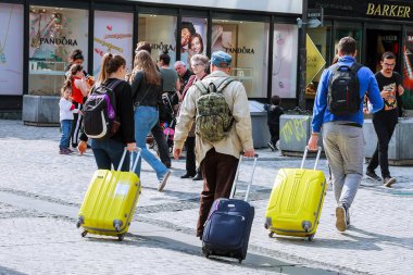 8 Nisan 2019 Prag, Çek Cumhuriyeti: Şehir meydanında bavulları hareket halinde olan insanlar var. Büyük şehirde turistler.