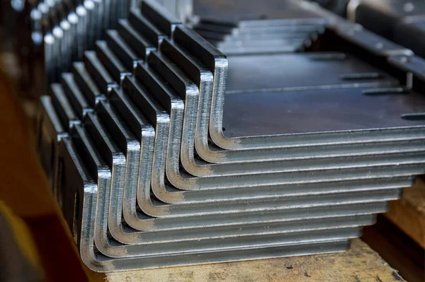 板金曲げ機に曲げ後の完成品 金属加工工場における各種製品の曲げ — ストック写真