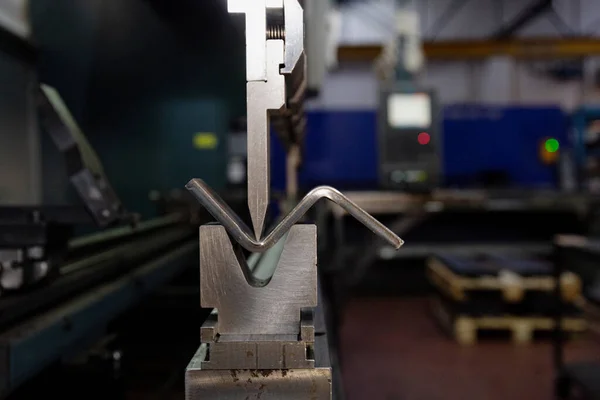 Процес Згинання Оцинкованого Листового Металу Товщиною Міліметри Спеціальній Машині Згинання — стокове фото