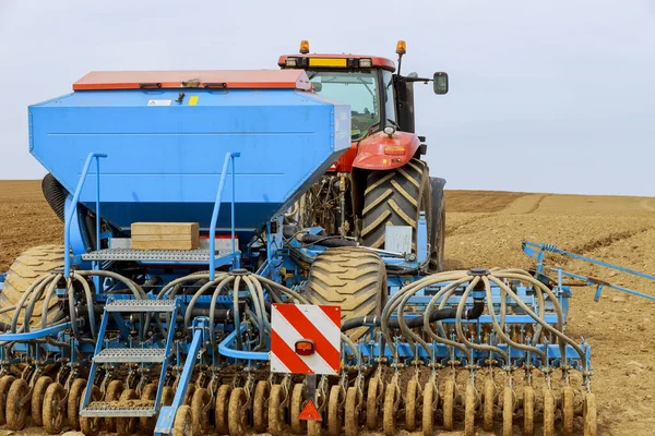 De precisie-luchtzaaimachine wordt aan de trekker bevestigd. Landbouwmachines. — Stockfoto