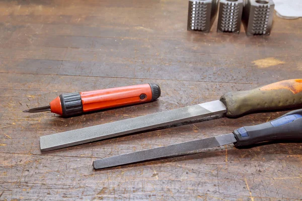 Process Deburring Metal Deburring Tool Metal Wood Aluminum Copper Plastic — Stock Photo, Image