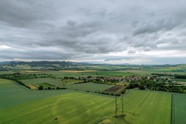 Tarlalar. Ekilmiş tarlalar. Çavdar tarlası, buğday. Üst Manzara. Havacılık bilimi. Köyün yakınındaki yeşil araziler..