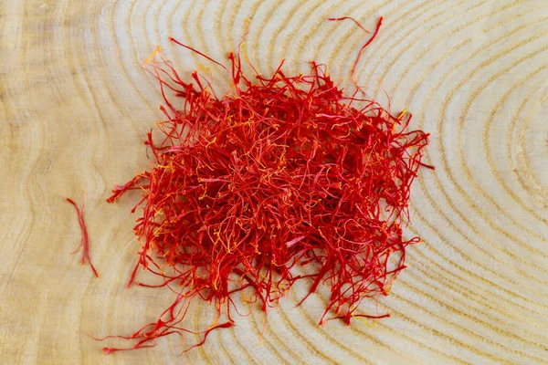 Montón Estambres Rojos Sobre Fondo Madera Cerca Los Estambres Secan — Foto de Stock