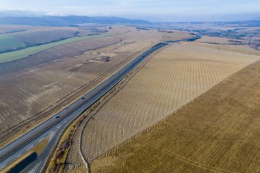 Otoyoldaki otoparktan çık. Sonbahar tarlalarında, hasattan sonra yola yakın bir yerden manzarayı izle..