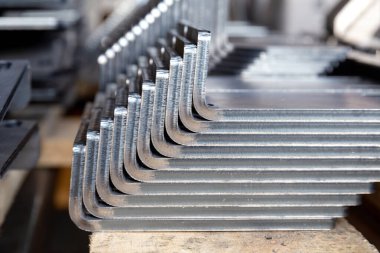 Metal bükme makinesinde büküldükten sonraki bitmiş ürün. Metal fabrikasında çeşitli ürünlerin bükülmesi.