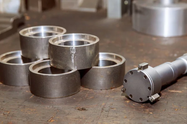 Delik çapının mikrometre ile doğru ölçümü. Tahta zemindeki mikrometre. Yüksek hassasiyet ölçme aracı.